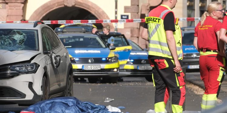 Dvoje poginulih i više osoba ozlijeđeno nakon što je automobil udario u gomilu u Leipzigu