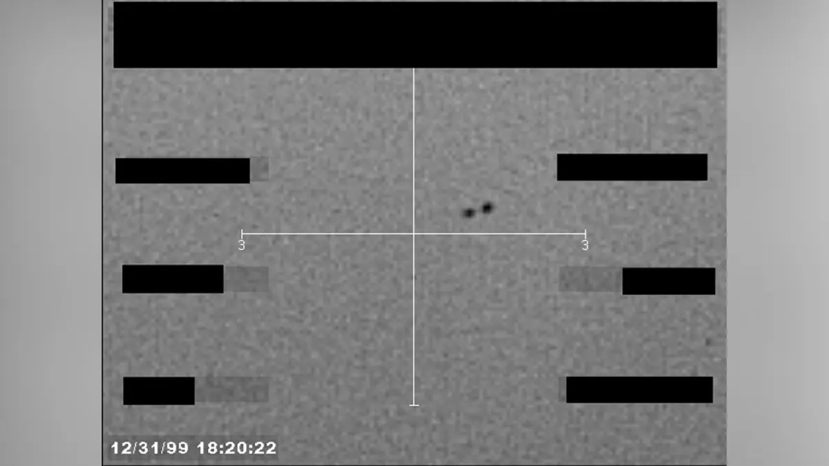 Fotografija FBI-a koja sadrži dvije crne točke koje izgledaju kao UAP