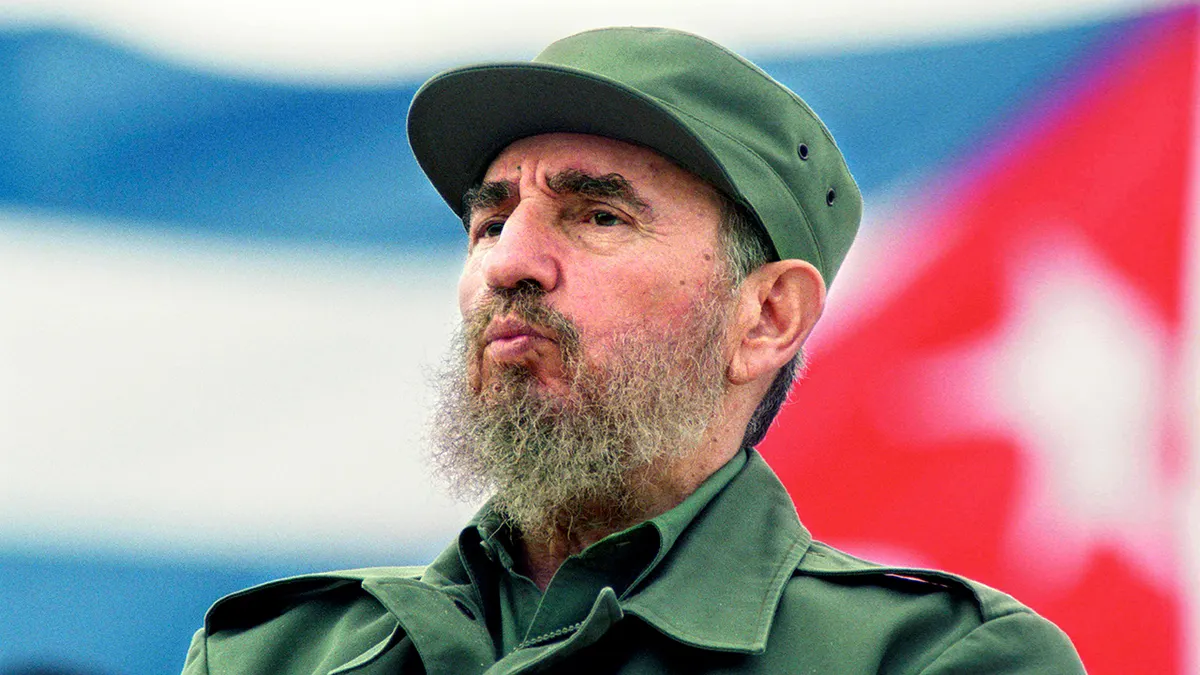 Fidel Castro promatra prvomajsku paradu na Trgu revolucije u Havani