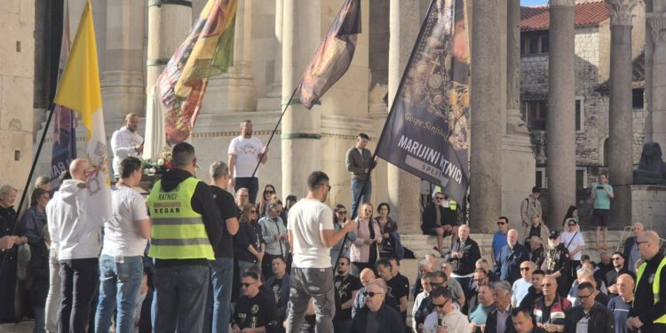FOTO I VIDEO Marijini ratnici ponovno na Peristilu: Molitva za “čednost žena i domovinu” ove subote prošla mirno, bez incidenata