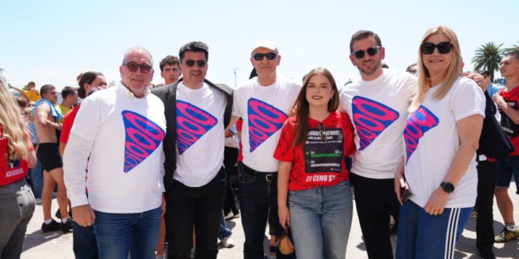 FOTO Maturanti se ludo zabavljaju, i Šuta se došao slikati s njima