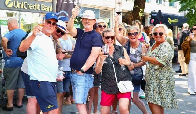 FOTO U Mostaru obilježen Svjetski dan vina, brojni posjetitelji uživali u autohtonim okusima Hercegovine