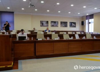FOTO/VIDEO Krnja sjednica Gradskog vijeća Mostara počela sa 19 prisutnih, Klub Bošnjaka bojkotira