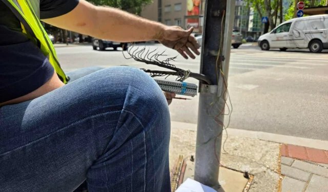 FOTO/VIDEO Nakon više od mjesec dana mijenja se semafor kod Spajalice
