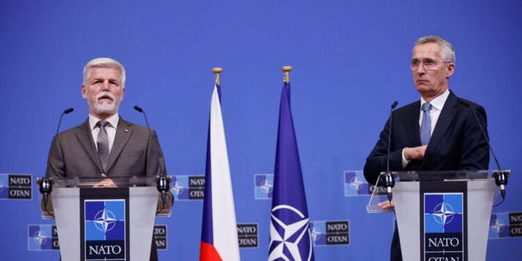 FT: Prepolovljen broj zemalja koje sponzoriraju češku inicijativu za kupnju streljiva za Ukrajinu