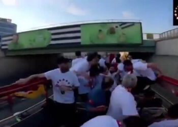 Galatasaray, kako strašno! Autobus prelazi preko mosta, igrači se sagnu na vrijeme