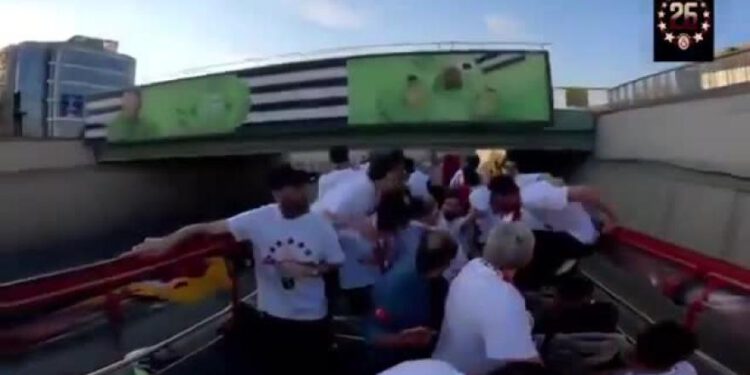 Galatasaray, kako strašno! Autobus prelazi preko mosta, igrači se sagnu na vrijeme