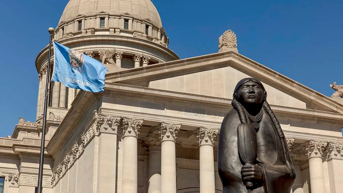 Sve dok vode teku, skulptura Allana Housera ispred Kapitola države Oklahoma