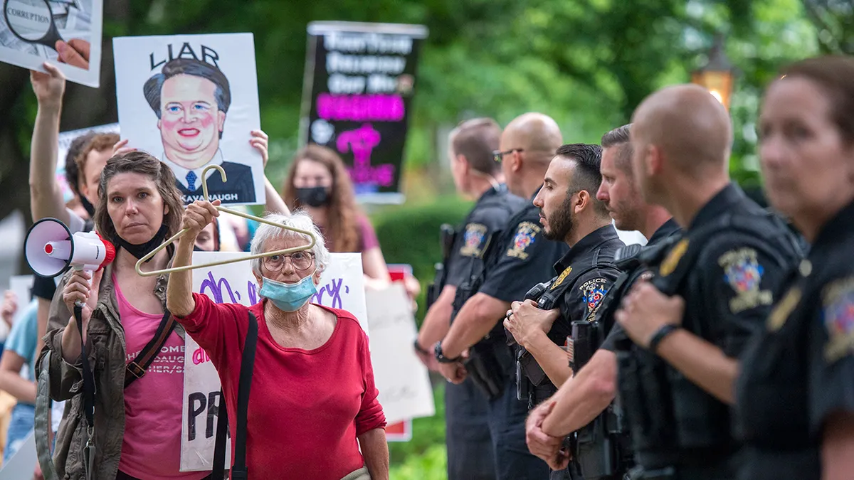 Policajci gledaju zagovornike prava na pobačaj kako prosvjeduju ispred kuće Bretta Kavanaugha u Chevy Chase Marylandu