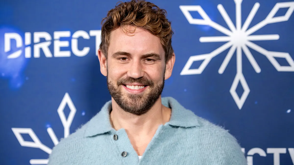 Nick Viall stoji u privatnoj rezidenciji tijekom božićnog događaja