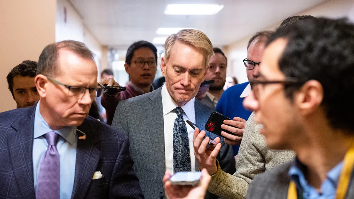 Sen. James Lankford razgovara s novinarima na američkom Kapitolu