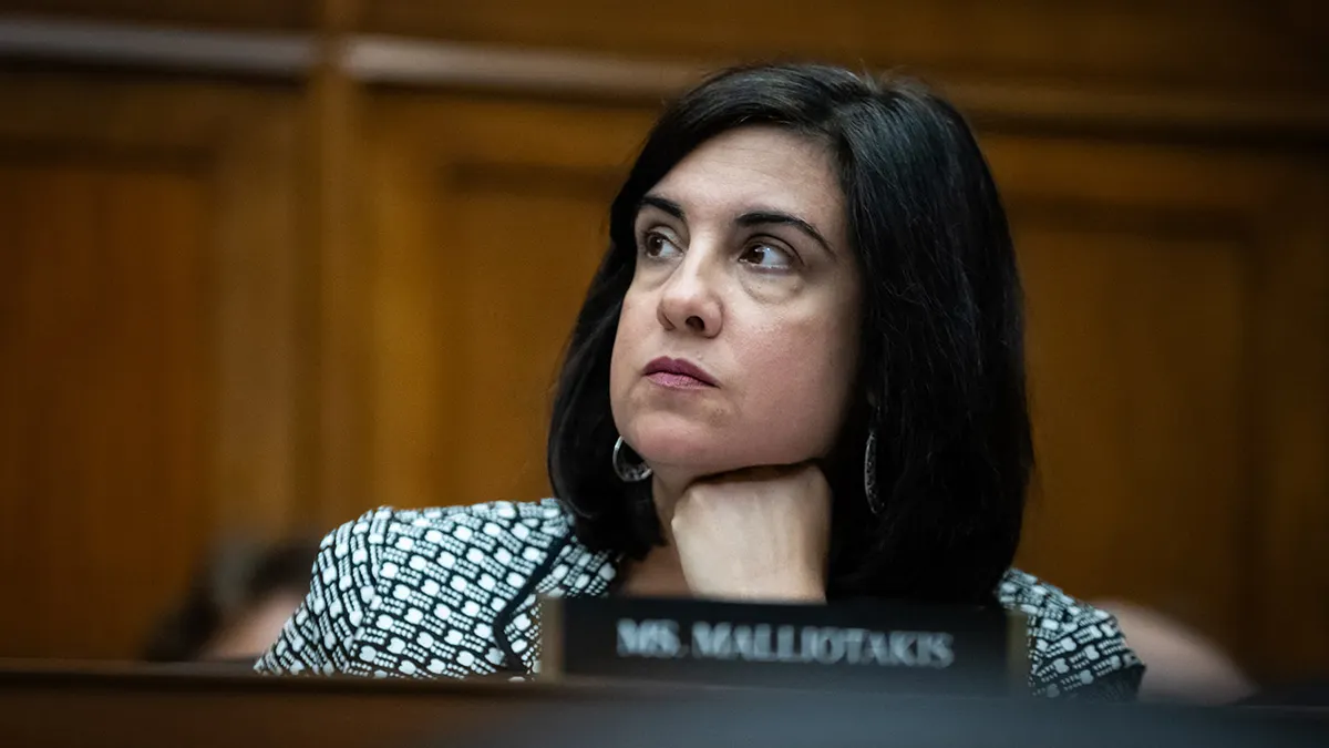 Zastupnica Nicole Malliotakis sluša svjedočenje dr. Anthonyja Faucija tijekom saslušanja odbora Predstavničkog doma o koronavirusu
