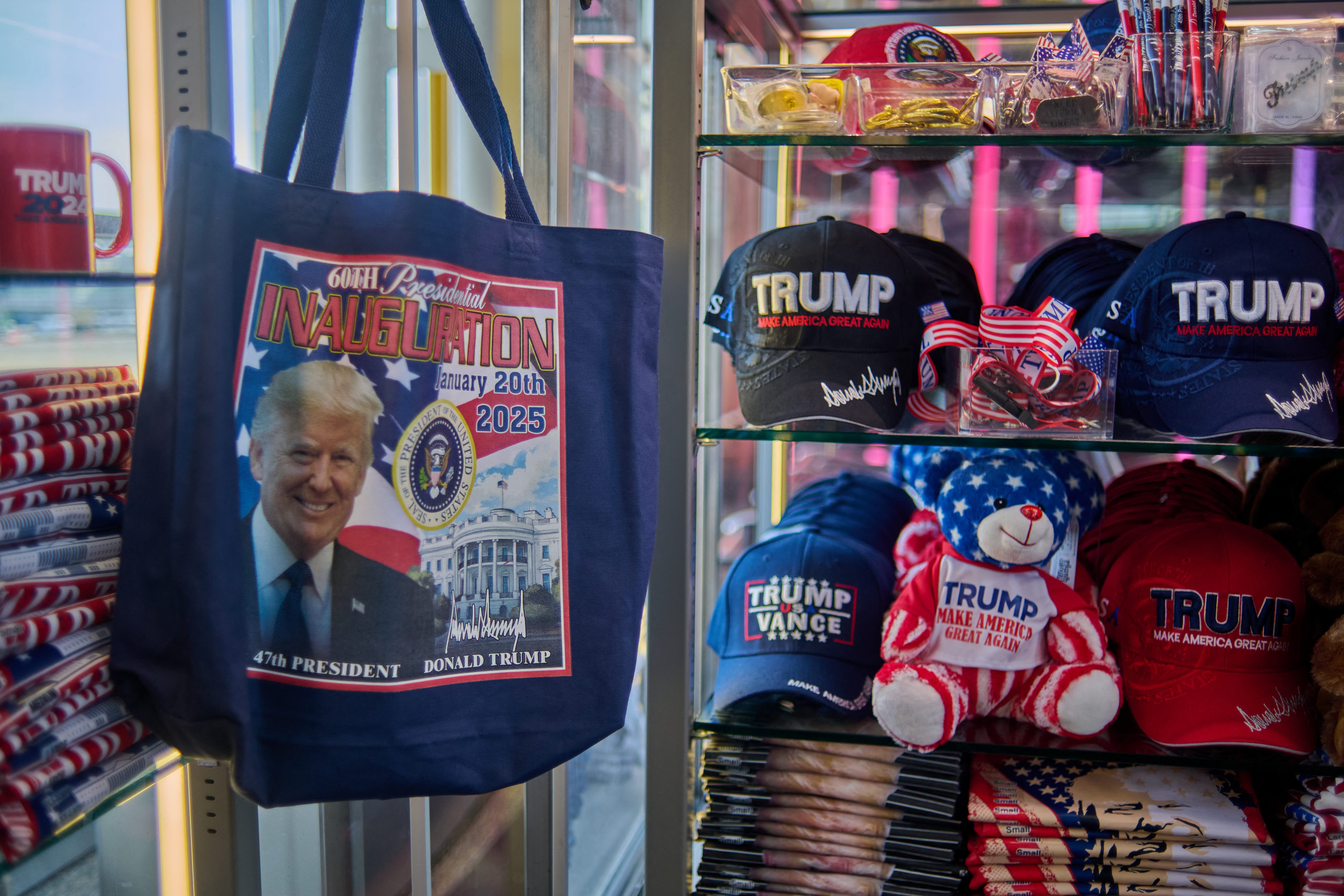 Trumpova službena trgovina izbacila je više od 600 artikala otkako se predsjednik vratio u Bijelu kuću, tvrdila je prošlog mjeseca skupina za nadzor