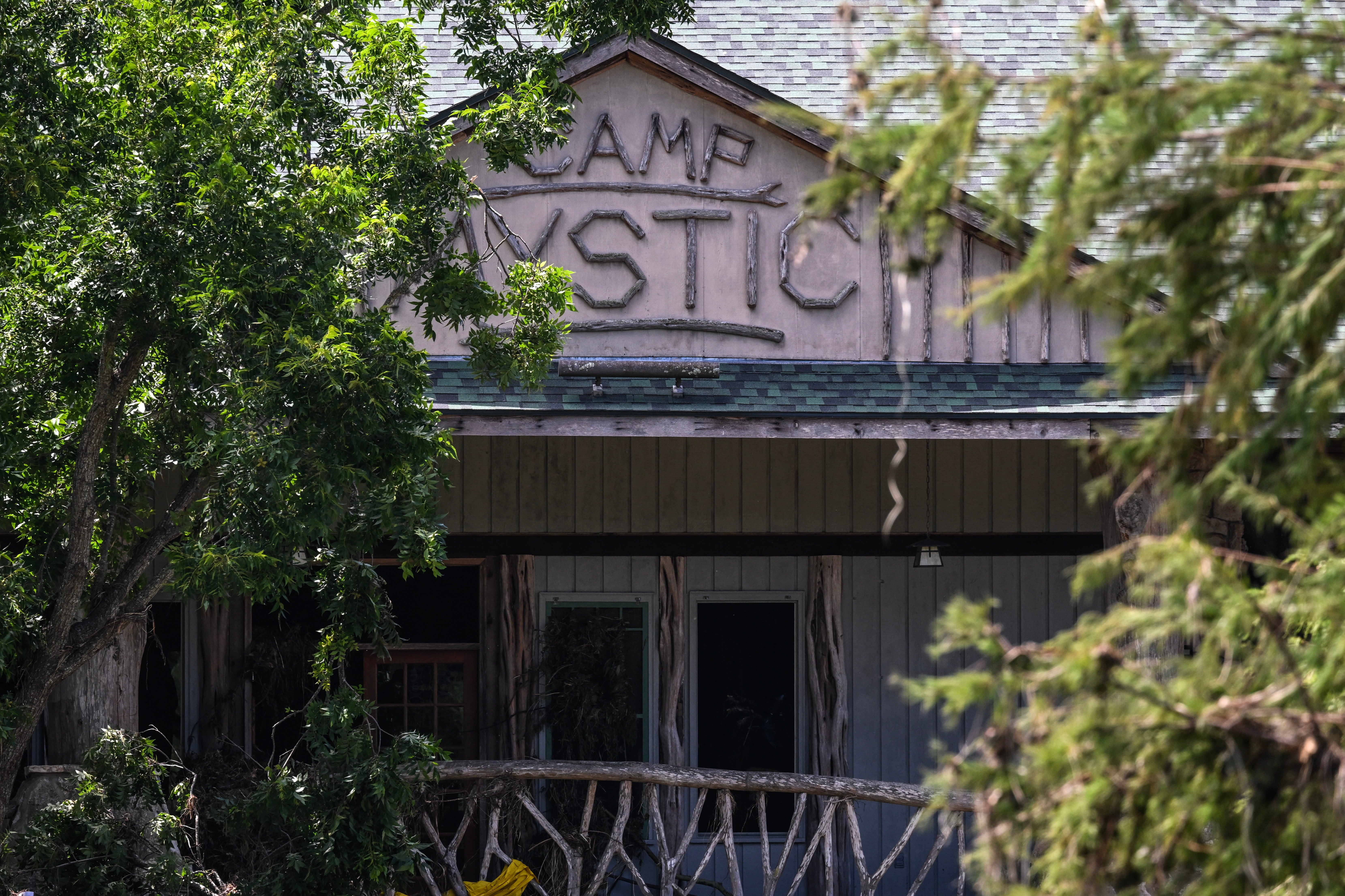 Glavna medicinska službenica u kampu Mystic evakuirala je sebe i svoju djecu i nije kontaktirala osoblje dok je prošlog ljeta zahvatila smrtonosna poplava u Teksasu, pokazuju službeni dokumenti