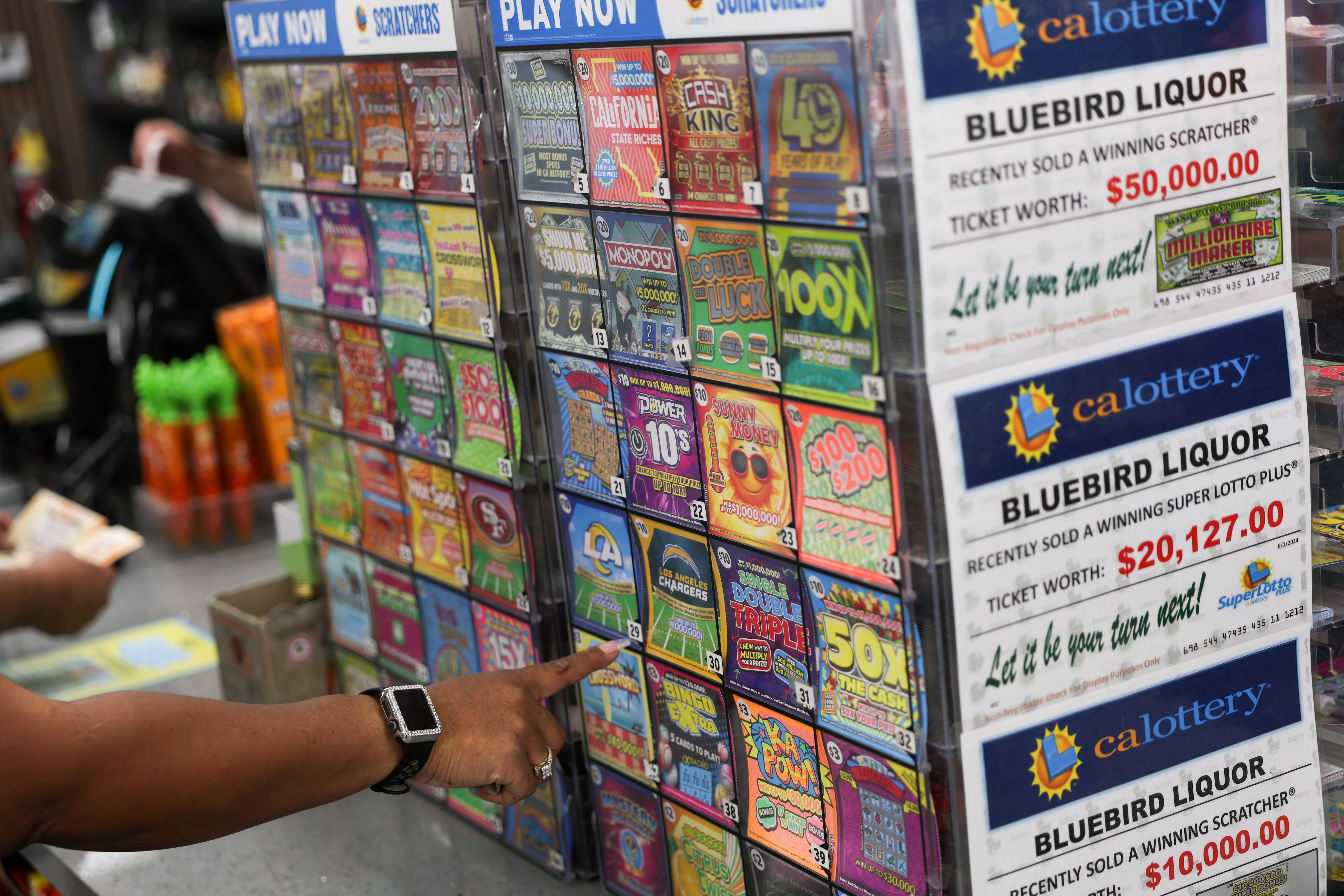 Maurice Williams, 59, osvojio je glavnu nagradu za $5,000,000 LUXE scratch-off igru