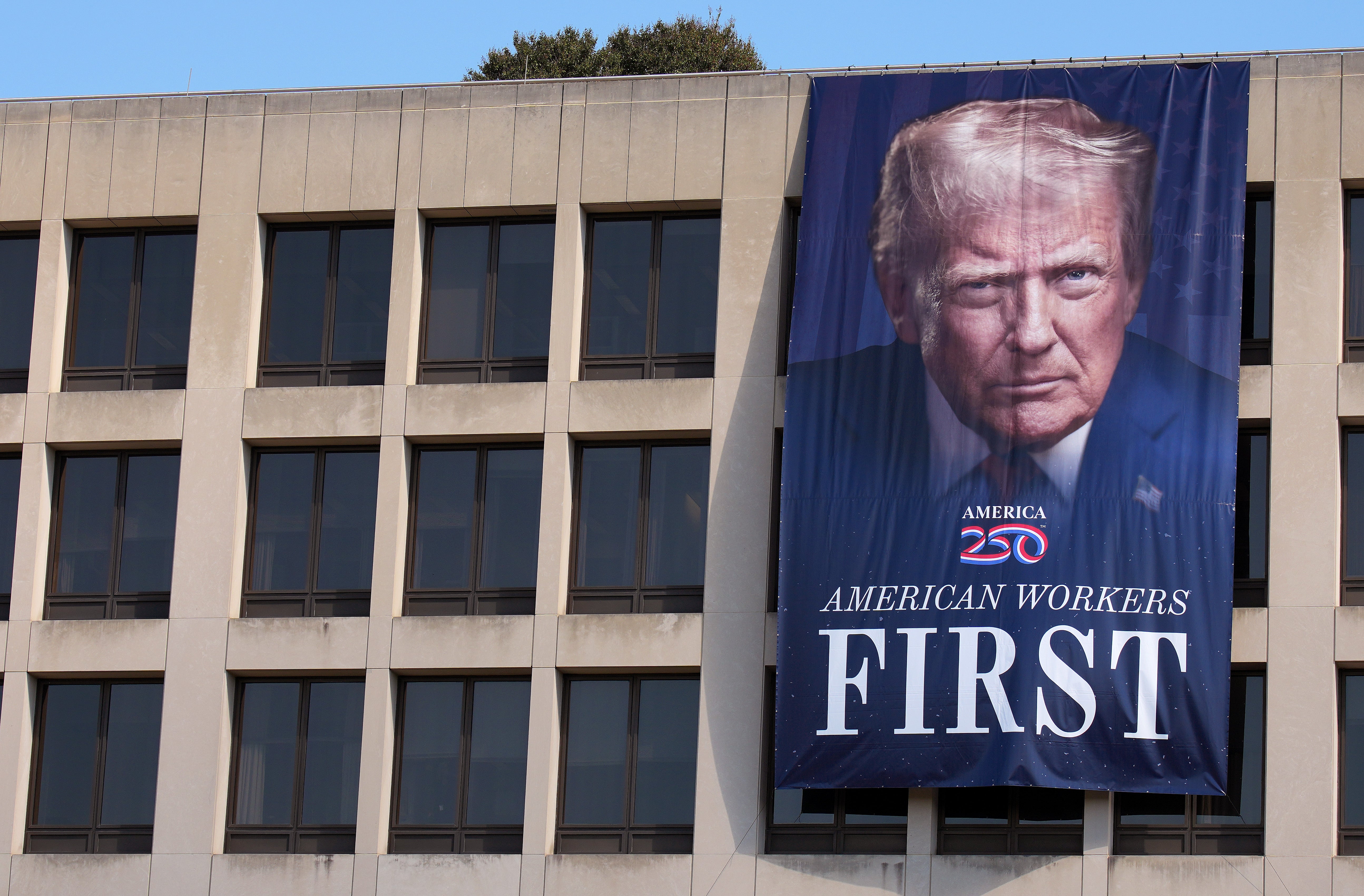 Neki novi odvjetnici koji su završili pravni fakultet pitaju se bi li rad u Trumpovoj administraciji mogao ugroziti njihove izglede za zapošljavanje u budućnosti
