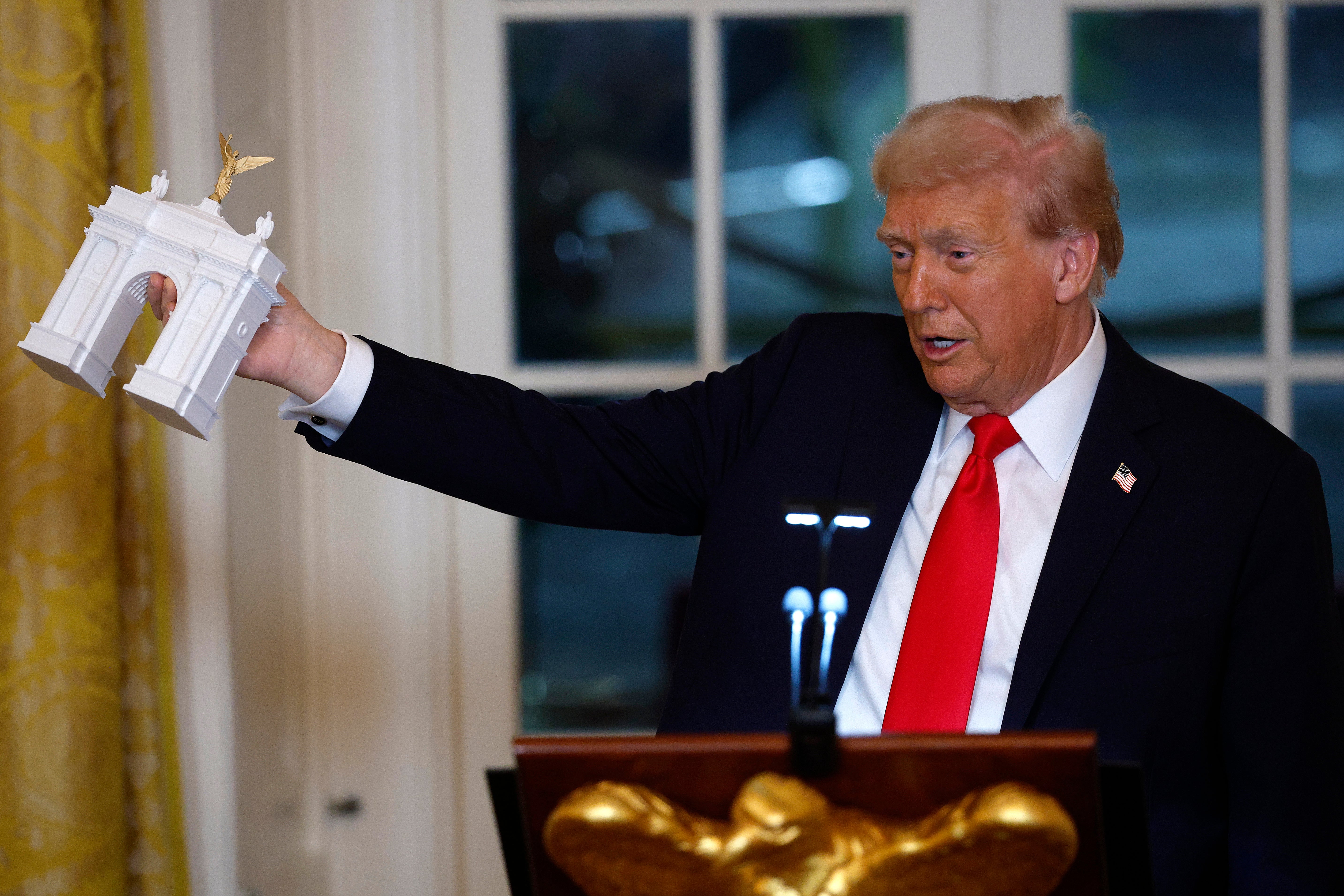 Tim Donalda Trumpa tvrdi da predsjednik ne treba Kongres da odobri njegove planove za visoki luk od 250 stopa u Washingtonu, DC, jer je sličan prijedlog već dobio zeleno svjetlo — prije više od 100 godina