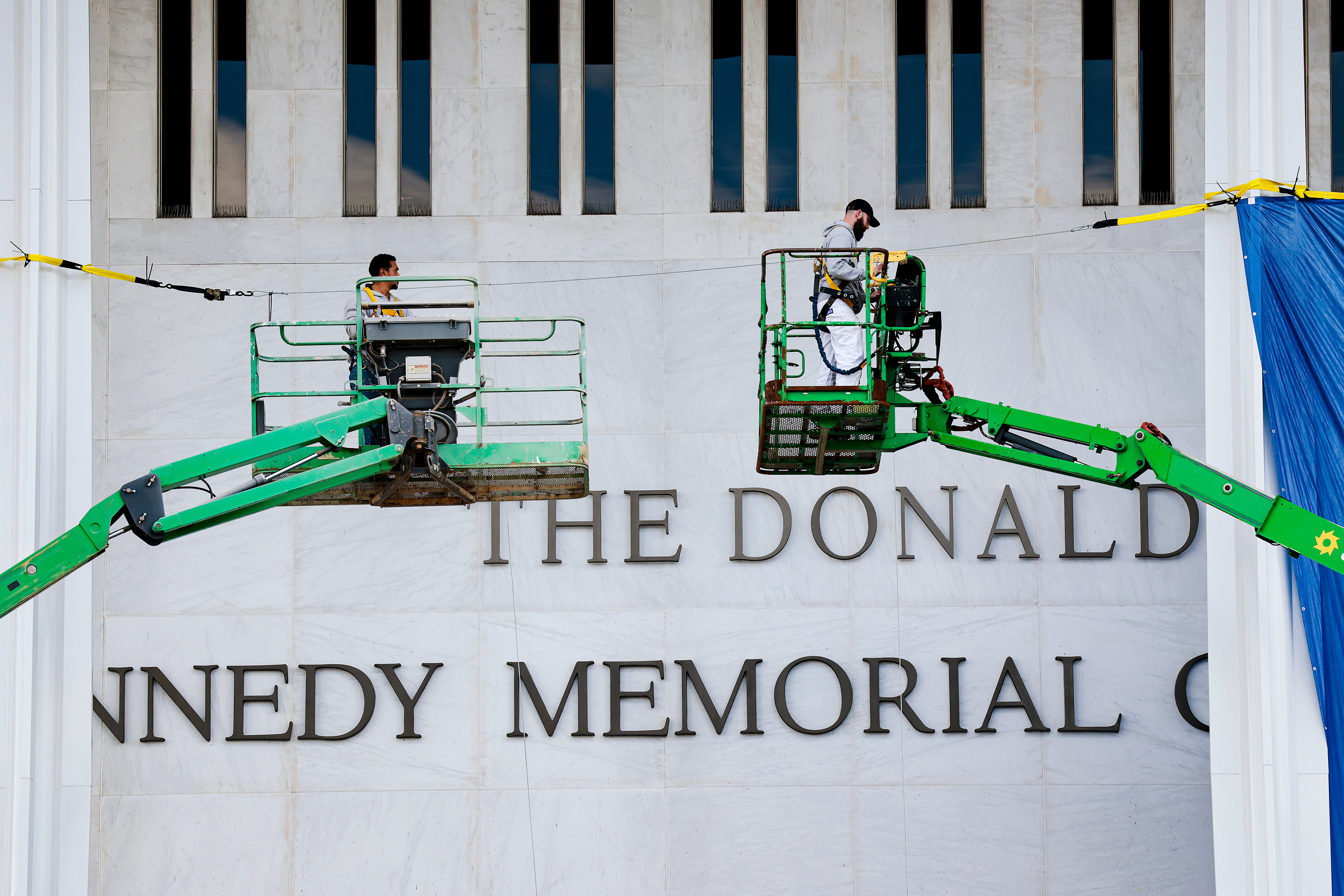 Većina Amerikanaca protivi se tome da predsjednik Donald Trump imenuje vladine zgrade po sebi dok je na dužnosti, pokazala je nova anketa