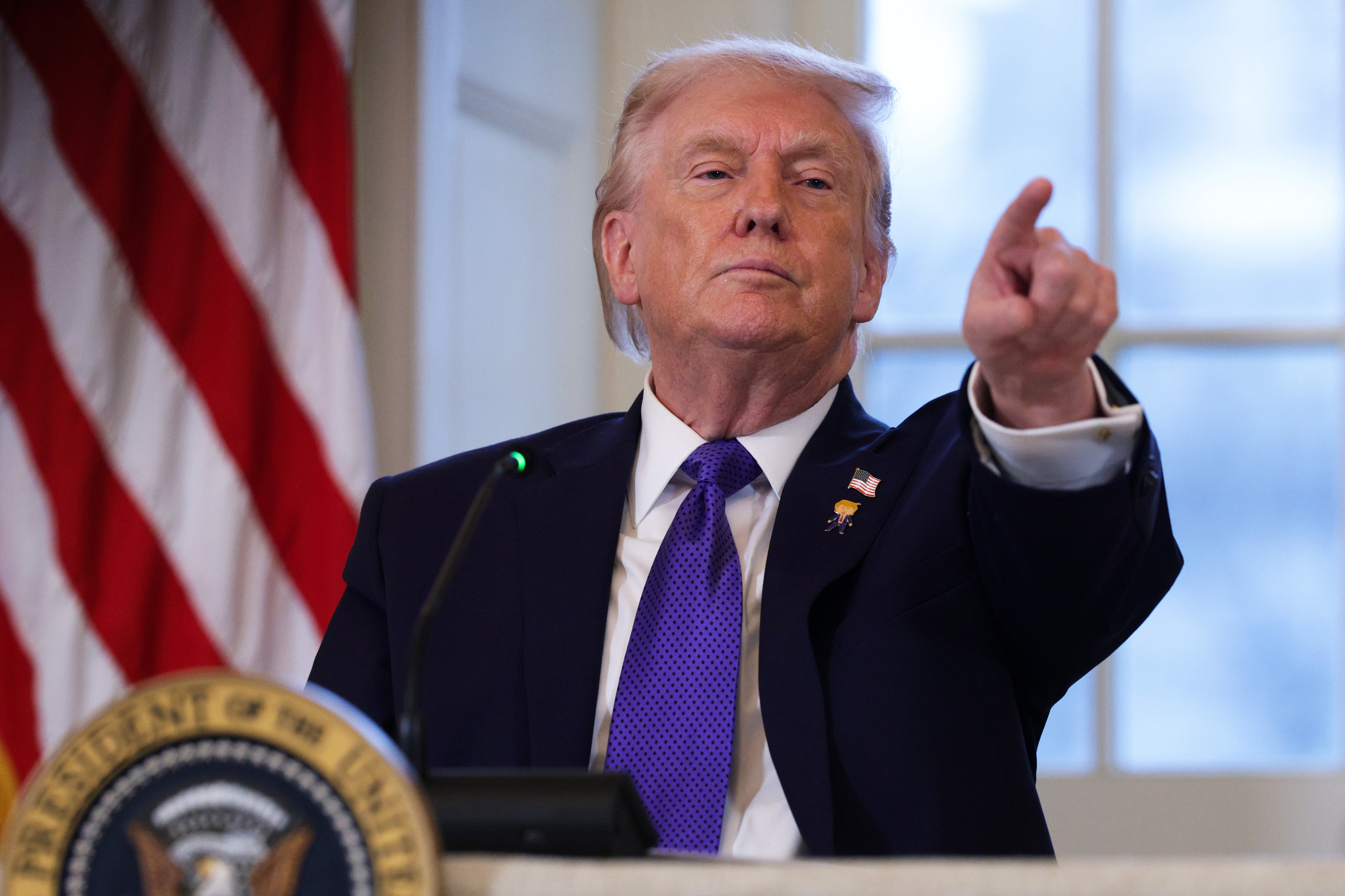Nedavna anketa pokazuje da 65 posto birača predsjednika Donalda Trumpa smatra odgovornim za porast cijena goriva uoči sredine izbora u studenom