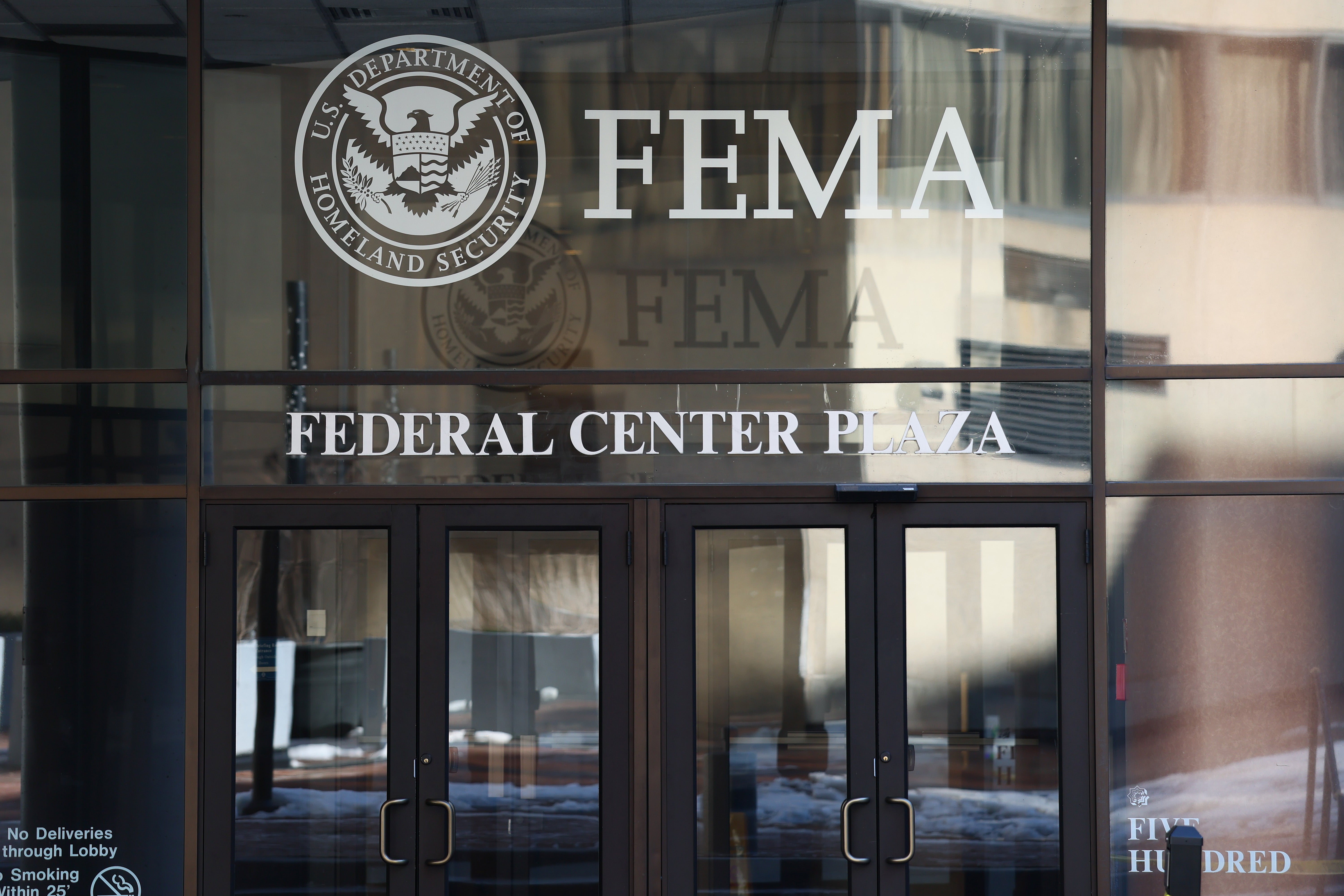 U novom izvješću povjerenstvo koje je imenovao Trump preporučilo je smanjenje FEMA-e na pola i prijenos njezine uloge hitnog odgovora na države