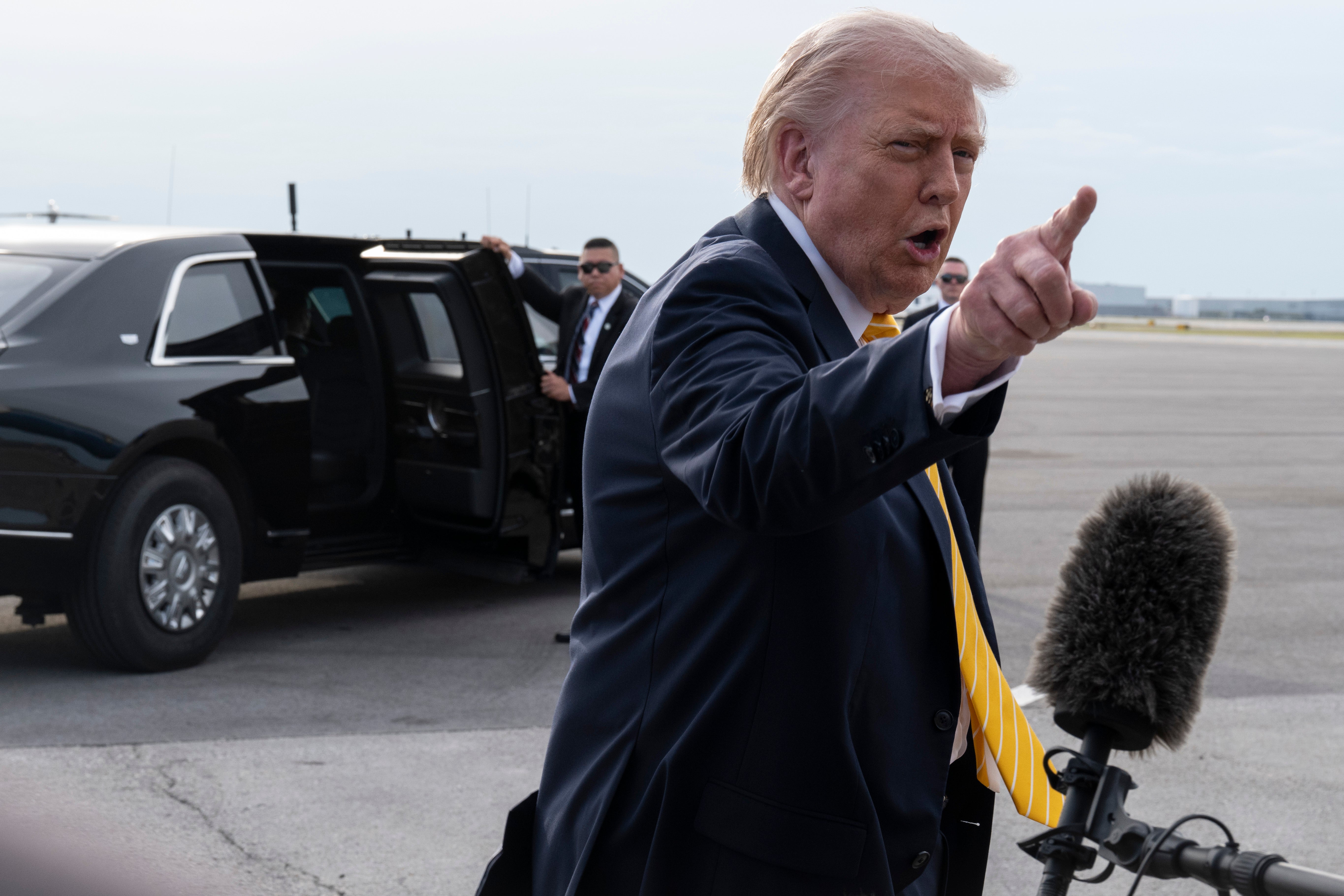 Trumpovo Povjerenstvo za jednake mogućnosti zapošljavanja tvrdi da je publikacija prekršila savezni zakon kada je neidentificiranom zaposleniku uskraćeno napredovanje zbog njegove rase i/ili spola