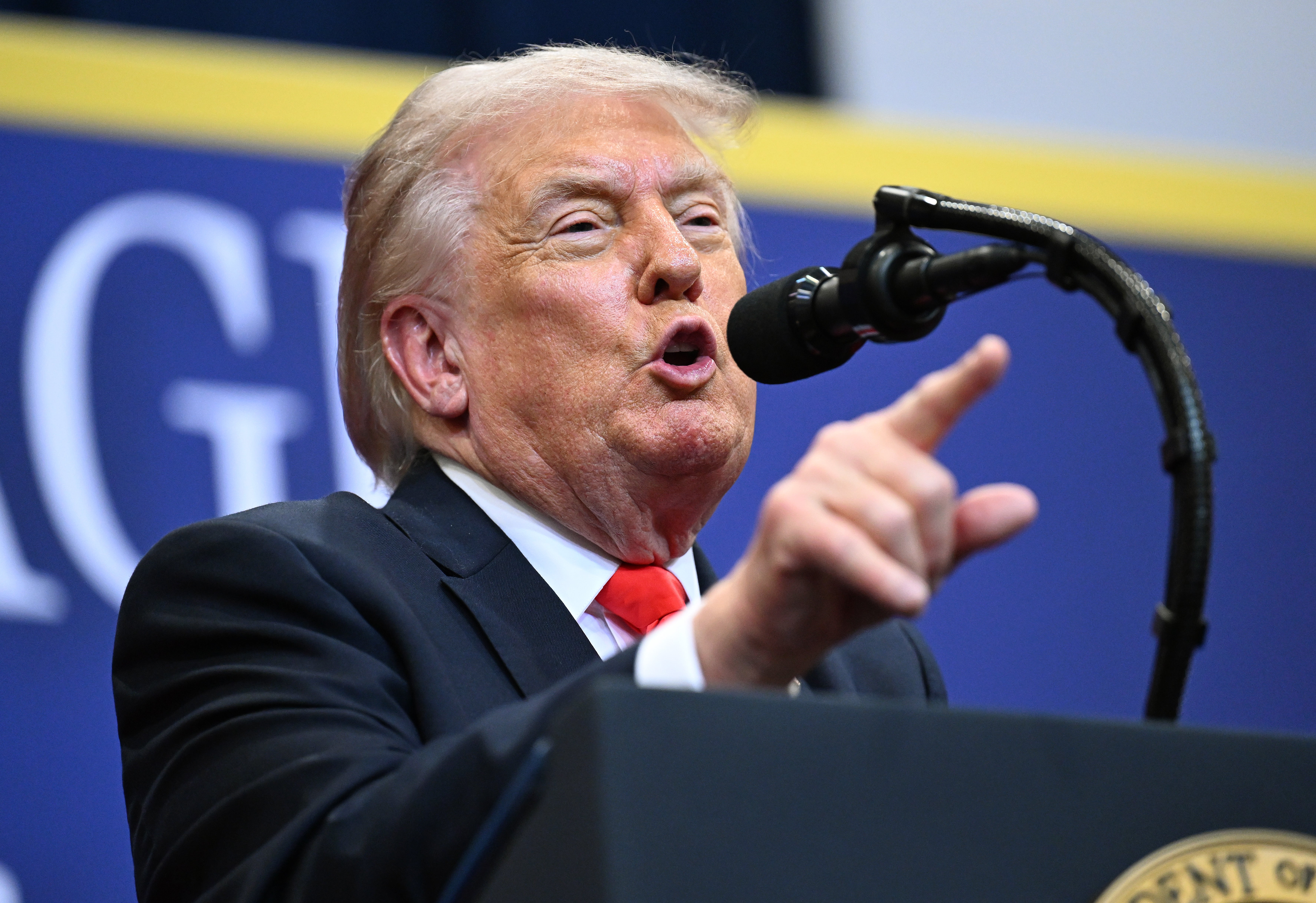 Trumpove stare veze s Epsteinom, bogatim financijerom koji je godinama bio optužen za seksualno zlostavljanje maloljetnih djevojčica prije nego što je umro od samoubojstva u zatvoru 2019., pomno su ispitane tijekom njegova drugog mandata
