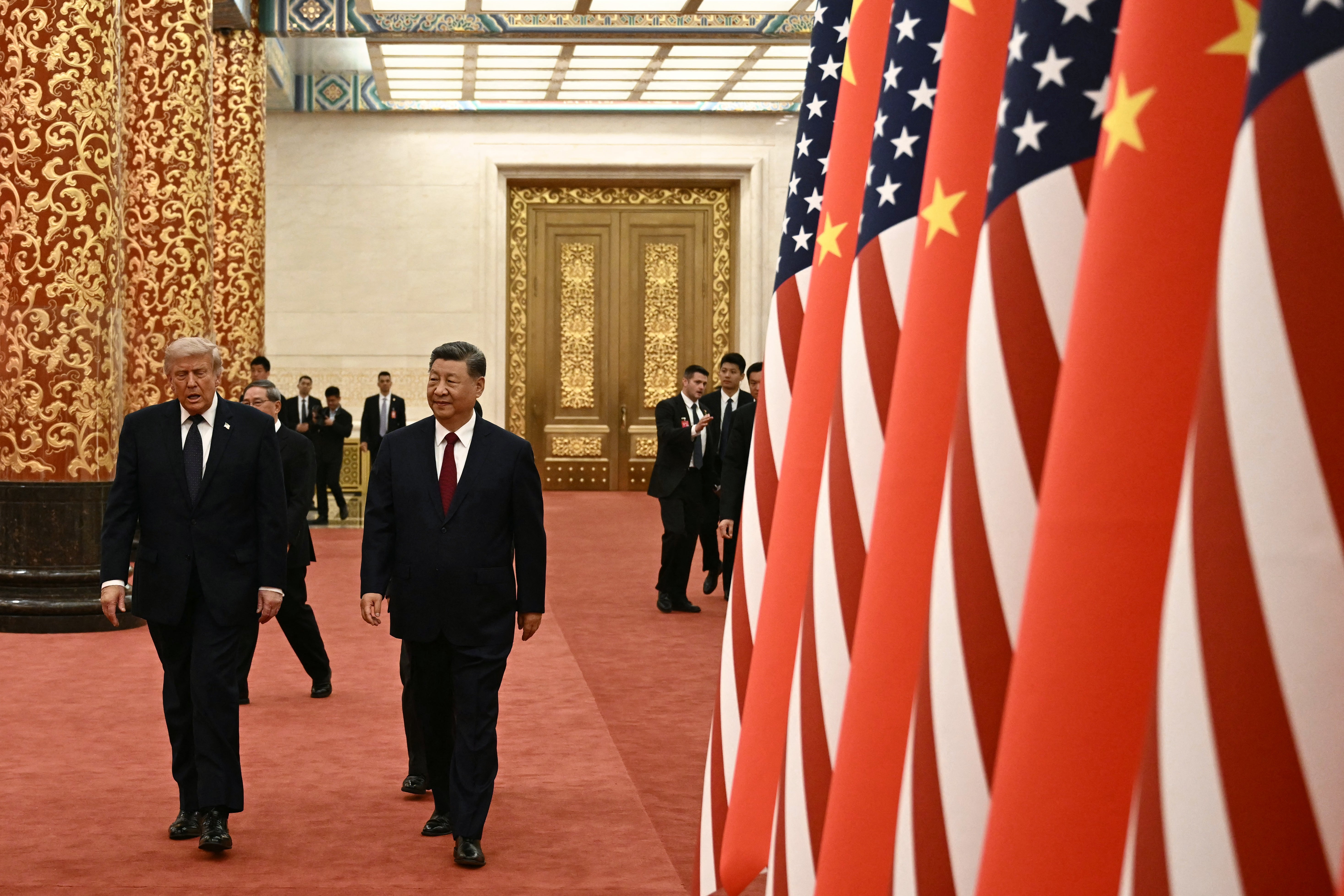 Nekoliko sati nakon odlaska iz Pekinga, predsjednik Trump izašao je na Truth Social kako bi obranio svoju plesnu dvoranu, istaknuvši da i Kina ima jednu. Na ovoj slici Trump i Xi prisustvuju banketu u Velikoj dvorani naroda