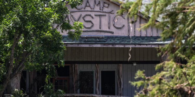 Glavni medicinski službenik kampa Mystic ‘napustio’ je kampere i osoblje evakuacijom vlastite obitelji u smrtonosnoj poplavi, pokazuju dokumenti