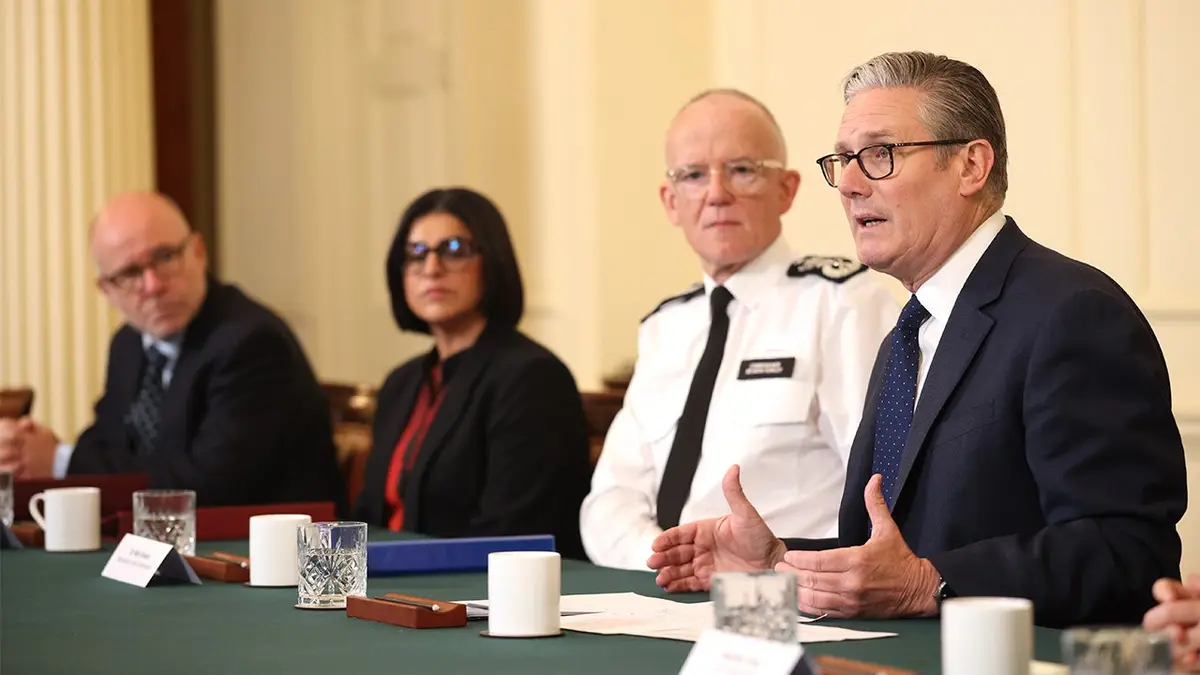 (slijeva nadesno) Glavni državni odvjetnik Lord Richard Hermer, ministrica unutarnjih poslova Shabana Mahmood, policijski komesar Sir Mark Rowley i premijer Sir Keir Starmer