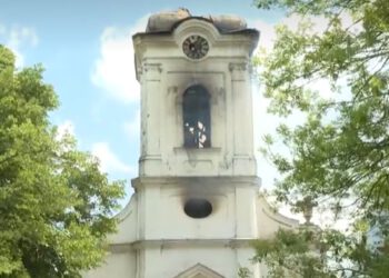 Gori pravoslavna crkva u Srbiji: Pogledajte trenutak u kojem se urušava toranj