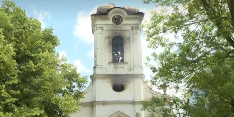 Gori pravoslavna crkva u Srbiji: Pogledajte trenutak u kojem se urušava toranj