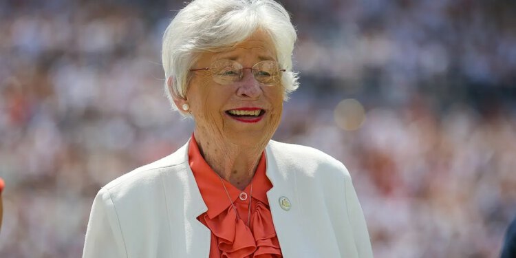 Guvernerka Alabame Kay Ivey potpisuje zakon za potencijalne posebne predizbore usred kontroverze oko karata