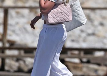 Harper Beckham, 14, oličenje je chica dok nosi DVIJE Chanelove torbice vrijedne 12.000 funti tijekom sunčanog odmora svoje slavne obitelji na Ibizi