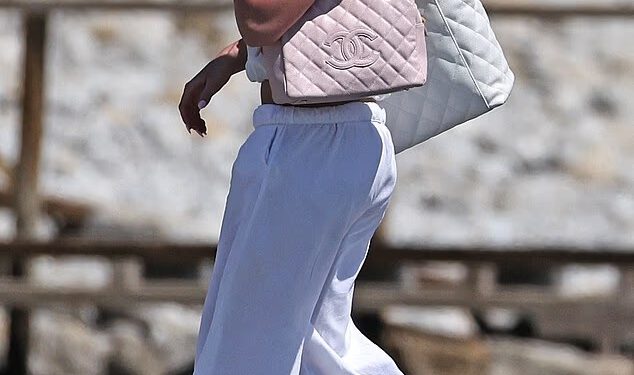 Harper Beckham, 14, oličenje je chica dok nosi DVIJE Chanelove torbice vrijedne 12.000 funti tijekom sunčanog odmora svoje slavne obitelji na Ibizi