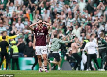 Heroj Socceroosa Cameron Devlin i njegovi suigrači iz Heartsa bježe na sigurno u ‘sramotnim scenama’ dok ‘prijeteći’ navijači upadaju na teren