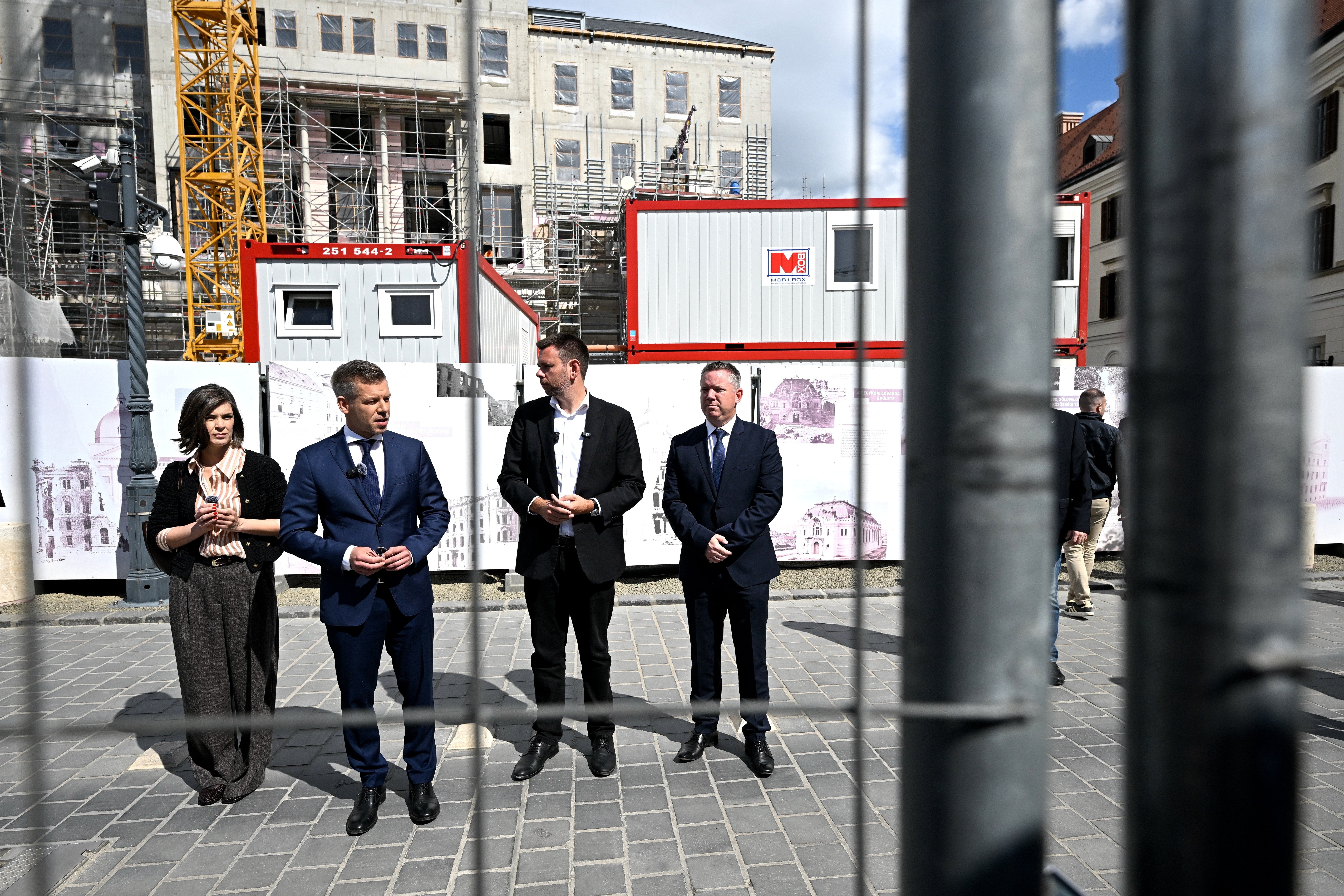 Gospodin Magyar najavio je da će zgrada sada biti otvorena za javnost, izjavivši: 'Nema mjesta za kordone u Mađarskoj nakon promjene režima'