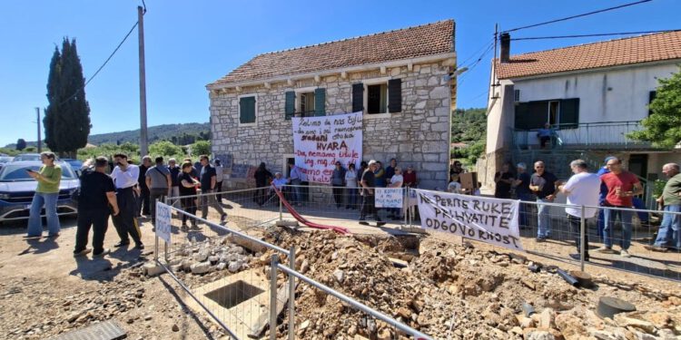 Hvar na nogama! Mještani Zastražišća održali prosvjed: “Dobili smo podršku načelnice, sada čekamo konkretna djela”