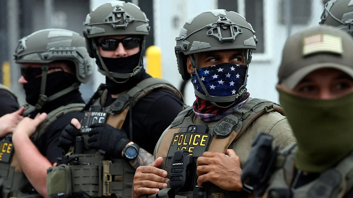 Agenti Imigracijske i carinske službe (ICE) stoje ispred pritvorskog centra Delaney Hall u Newarku, New Jersey.