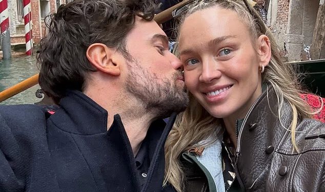 Instagram protiv stvarnosti! Jack Whitehall i Roxy Horner objavljuju drage snimke sa svog mini mjeseca u Veneciji nakon što su izgledali rastreseni svojim telefonima