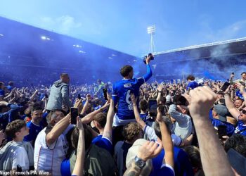 Ipswich se VRAĆA u Premier ligu! Ed Sheeran slavi s navijačima jer je ekipa Kierana McKenne osigurala trenutni povratak u prvu ligu i pobijedila Millwall u dramatičnoj borbi posljednjeg dana prvenstva.