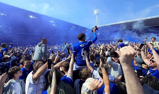 Ipswich se VRAĆA u Premier ligu! Ed Sheeran slavi s navijačima jer je ekipa Kierana McKenne osigurala trenutni povratak u prvu ligu i pobijedila Millwall u dramatičnoj borbi posljednjeg dana prvenstva.