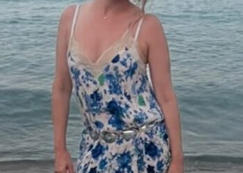 Isla Fisher dijeli živahnu fotografiju s odmora dok uživa u obiteljskom bijegu u Grčku