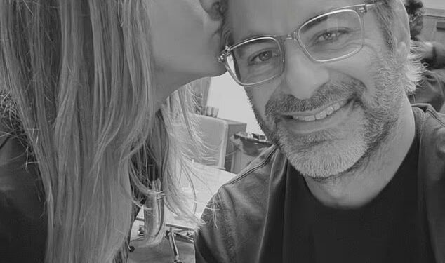 Jennifer Aniston poljubi dečka Jima Curtisa kad su otkriveni njihovi planovi za godišnjicu