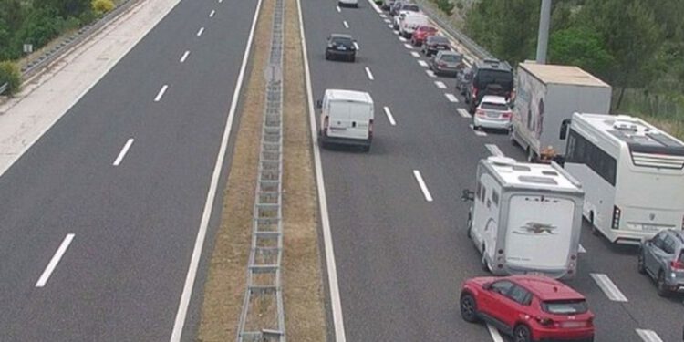 Jure hitne i vatrogasci, stigao i helikopter: Teška nesreća na A1 kod Krke, kilometarske kolone