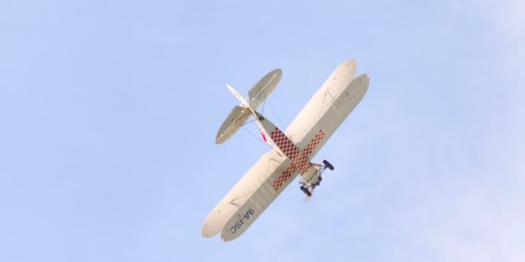 KAKAV PRIZOR NAD SPLITOM Povijesni avion s hrvatskom zastavom kružio iznad grada, prolaznici i turisti sve snimali