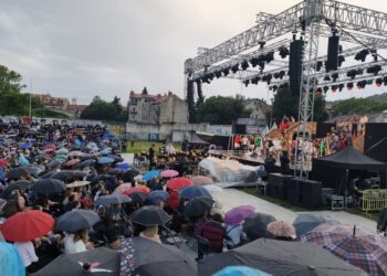 KIŠA NIJE RASTJERALA PUBLIKU “Kraljica lopte” izvodi se pred prepunim Starim placom, gledatelji pod kišobranima podržali ansambl