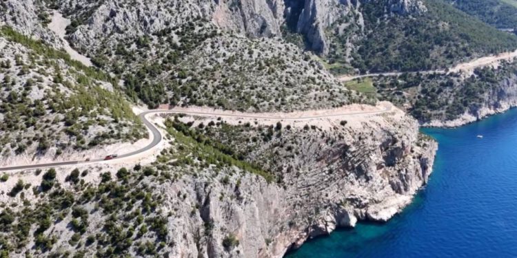 KRAJ AGONIJE NAKON DESETLJEĆA ČEKANJA Pogledajte kako danas izgleda nova, moderna cesta na Hvaru!