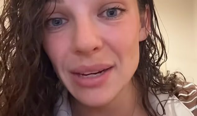 Kako bi Abbie Chatfield mogla biti razlog zašto je njezin dečko Adam Hyde pritvoren i odbijen mu je ulazak u SAD dok se ona puzeći ispričava