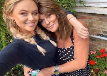 Kako je veza Emily Atack s majkom glumicom Kate Robbins bila pokvarena teškim tinejdžerskim godinama i ‘pogreškama’ njezinih roditelja zbog kojih je bez ičije pomoći krenula stopama zvijezde Spitting Imagea i EastEndersa