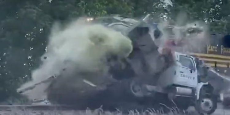 Kanalizacijski spremnik eksplodira nakon što je vlak udario u kamion u dramatičnom videu
